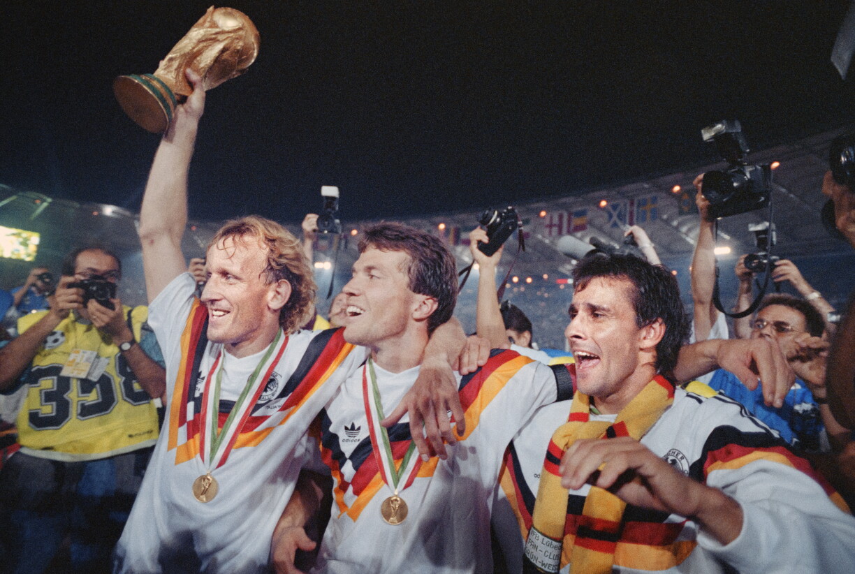 Andreas Brehme, Lothar Matthäus a Pierre Littbarski feieren de WM-Titel