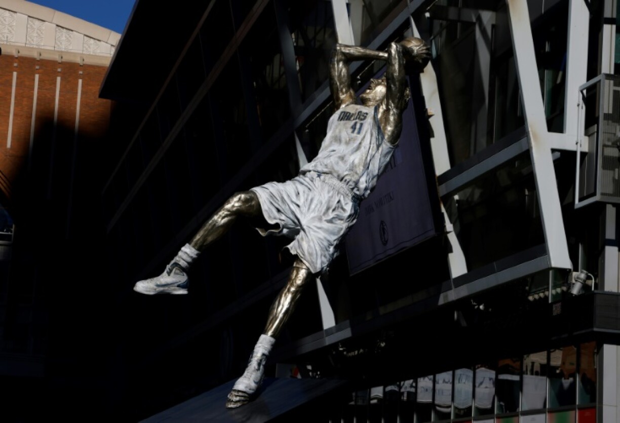 La statue de la légende des Dallas Mavericks Dirk Nowitzki dévoilée le 25 décembre 2022 à Dallas
