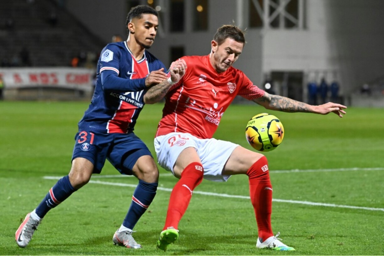 Le défenseur brésilien du Paris-SG, Colin Dagba (g), lors du match de Ligue 1 à Nîmes, le 16 octobre 2020