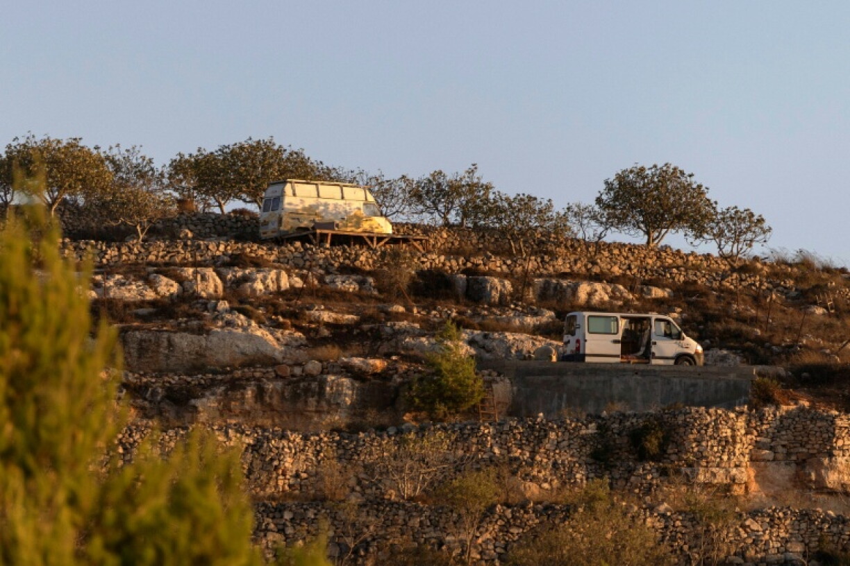 Des véhicules utilisés par des colons israéliens dans le village de Qusra, en Cisjordanie, le 18 août 2026