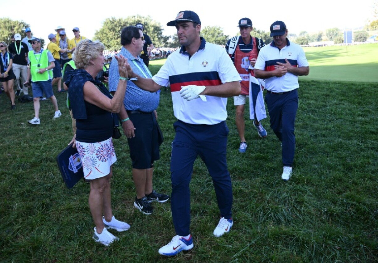 Les golfeurs américains Scottie Scheffler (au centre) et Brooks Koepka (à droite) passent devant leurs supporters lors du deuxième jour de la 44e Ryder Cup au golf Marco Simone de Rome le 30 septembre 2023