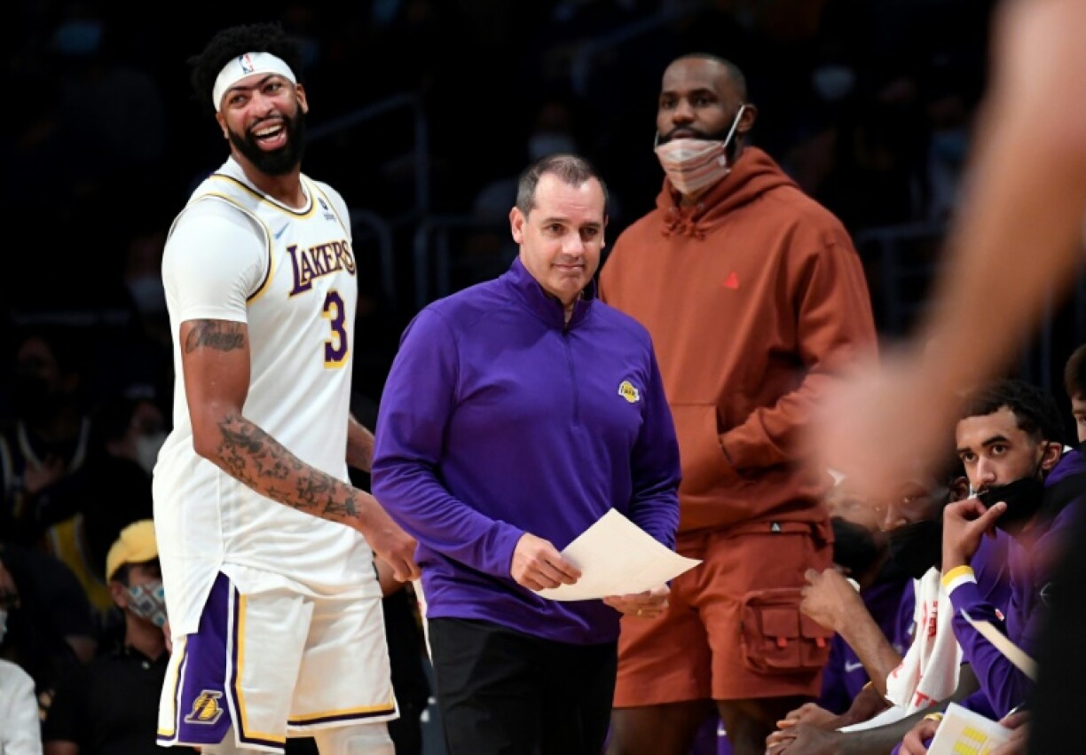 Les stars des Lakers, LeBron James et Anthony Davis, discutent avec leur coach Frank Vogel, durant leur match de pré-saison contre les Brooklyn Nets au Staples Center de Los Angeles le 3 octobre 2021