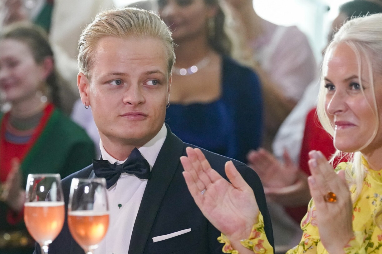 Den Marius Borg Høiby am Joer 2022 nieft senger Mamm, der Krounprinzessin Mette-Marit.