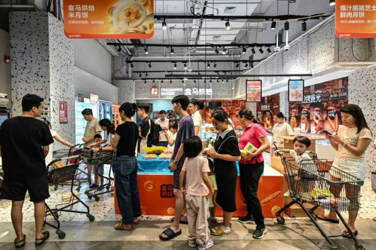 Des habitants de Shenzhen, ville du sud de la Chine voisine de Hong Kong, font des provisions dans un supermarché à l'approche du typhon Ragasa, le 22 septembre 2025