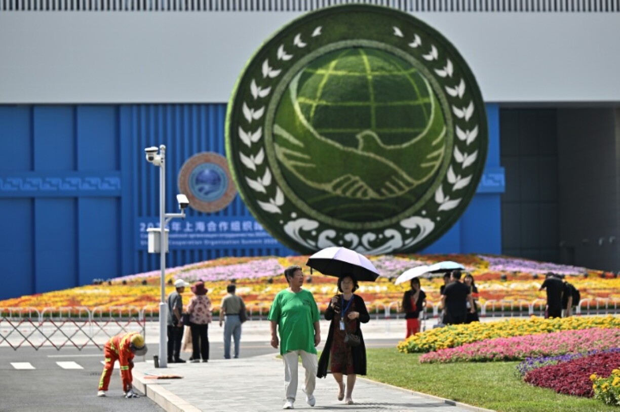 Chinese President Xi Jinping began welcoming leaders from 26 countries before the Shanghai Cooperation Organisation summit in the northern city of Tianjin