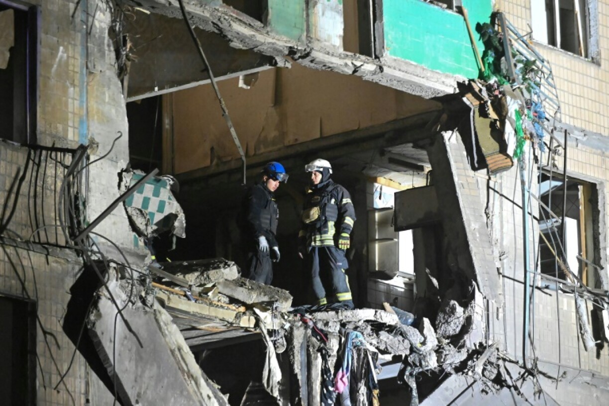 Des secouristes ukrainiens inspectent les dégâts dans un immeuble endommagé après une frappe de missile russe à Kharkiv (Ukraine), le 3 octobre 2024