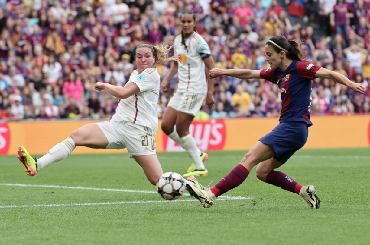 La Barcelonaise Aitana Bonmati (d) ouvre le score devant la Lyonnaise Vanessa Gilles en finale de la Ligue des champions, le 25 mai 2024 à Bilbao