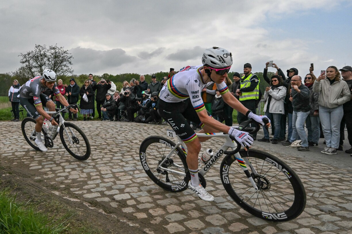 2025 konnt sech de Mathieu Van der Poel, hei lenks, virum Tadej Pogacar, hei riets, behaapten.