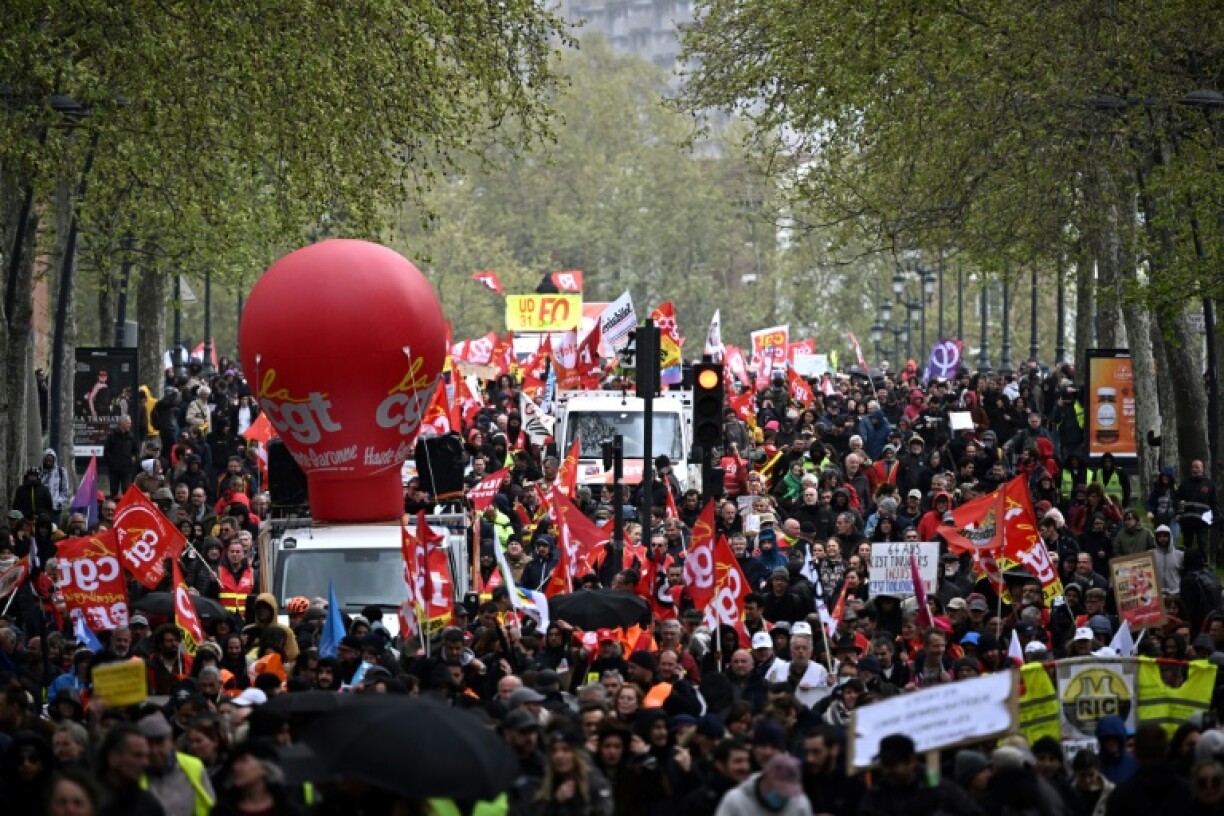 Des manifestants dans les rues de Toulouse, le jour de la décision du Conseil constitutionnel sur la réforme des retraites, le 14 avril 2023
