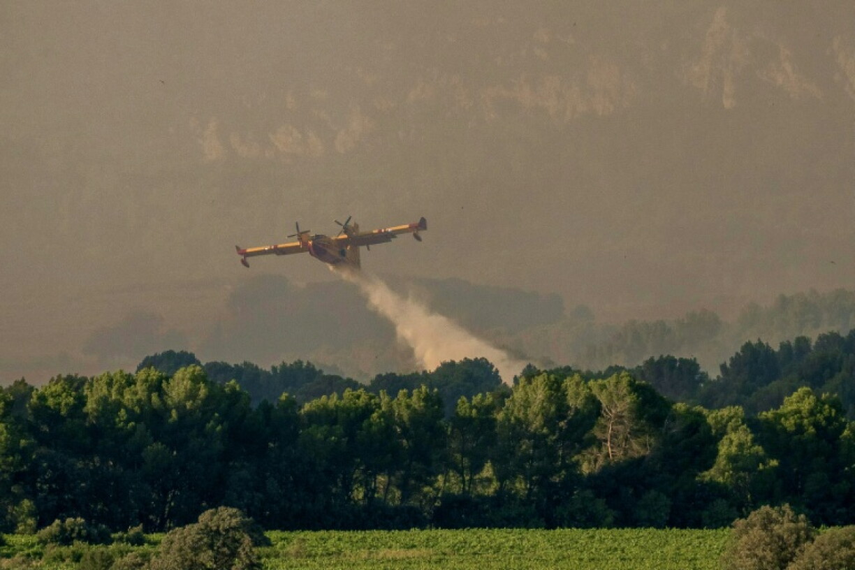 Un Canadair CL-415 de la Sécurité civile largue du retardant sur un feu de forêt à Pouzols-Minervois, le 1er juillet 2026 dans l'Aude