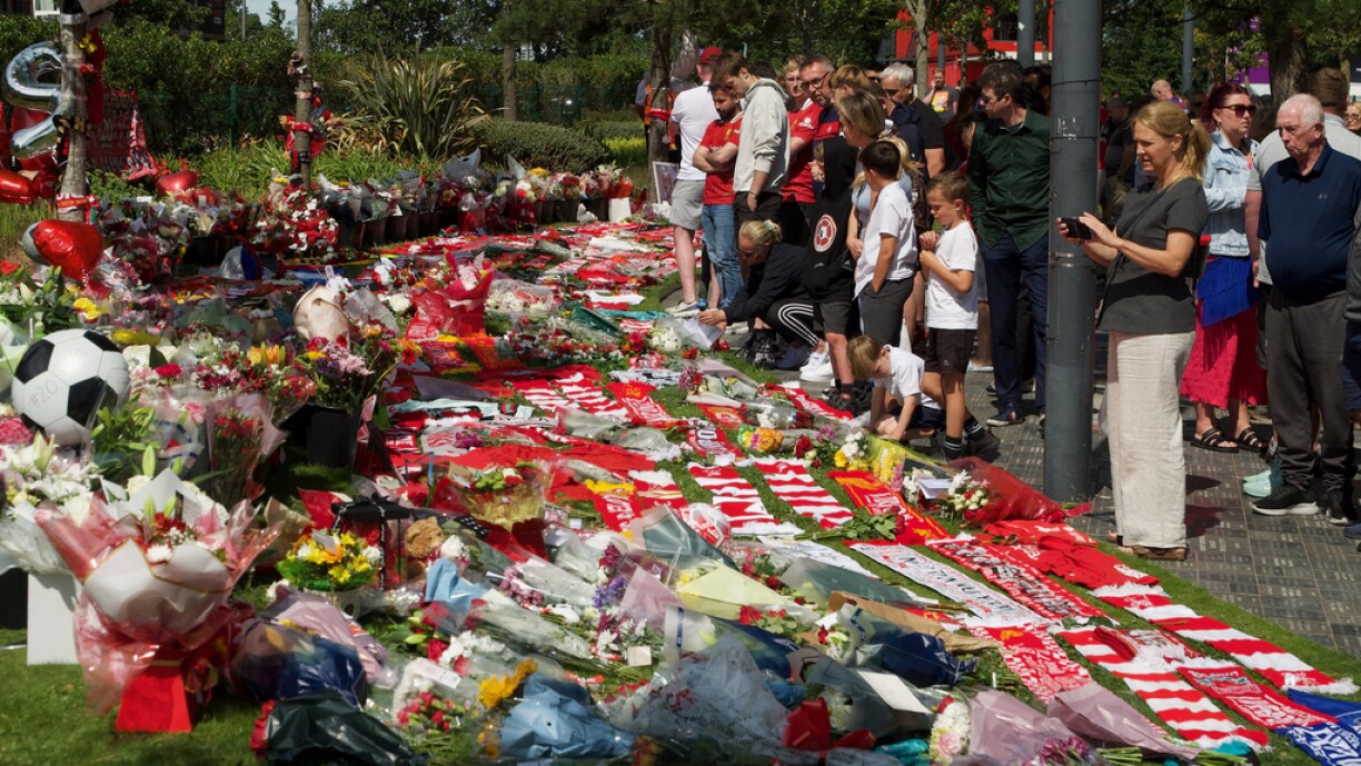 Fans gedenken dem Djogo Jota a sengem Brudder an der Géigend vun der Anfield Road, dem Stadion vum FC Liverppol