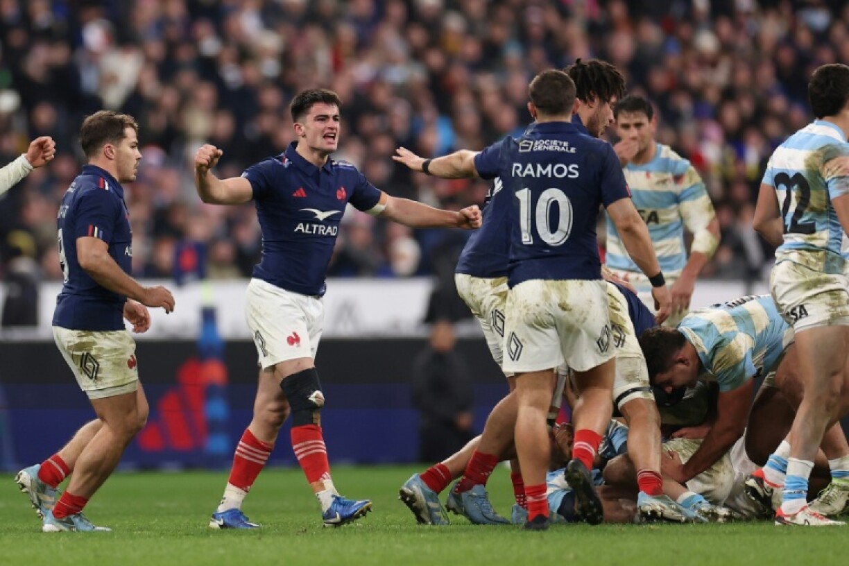 Nolann Le Garrec (C) with Antoine Dupont (L) during last year's Autumn Nations Series win over Argentina