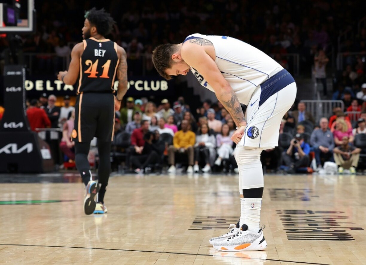 La star slovène des Dallas Mavericks, Luka Doncic, dépité lors de la défaite sur le parquet des Atlanta Hawks, en saison régulière de la NBA, le 2 avril 2023