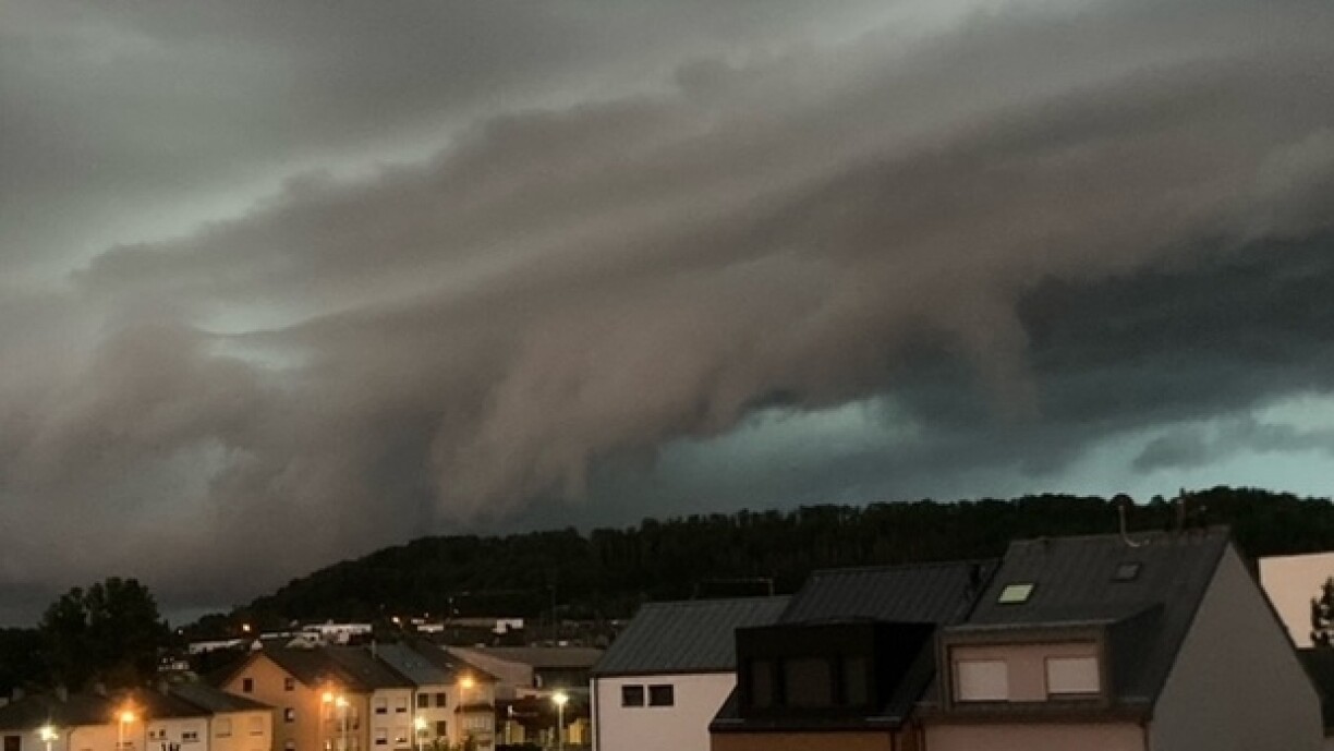 Hei gesäit ee wéi d'Wiederfront géint 22 Auer aus Frankräich eriwwer a Richtung Déifferdeng/Esch gezunn ass.