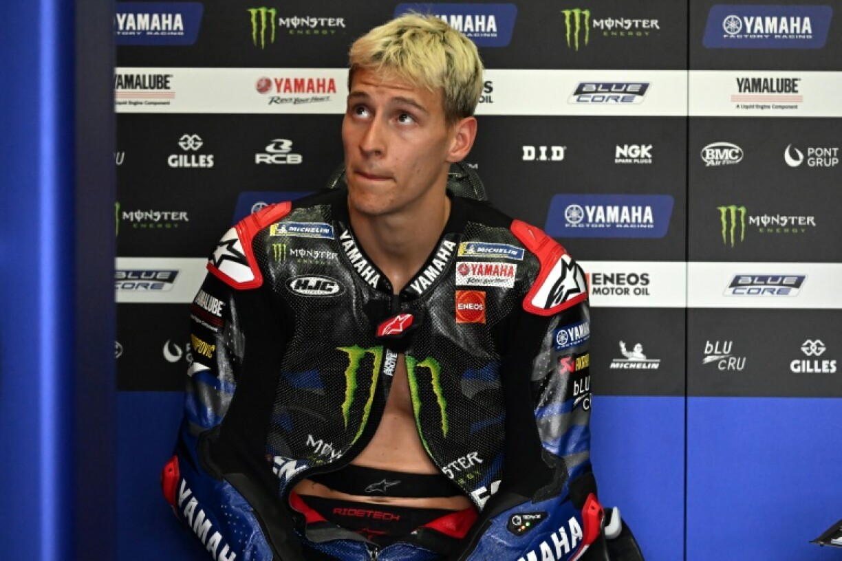 Le pilote français de Yamaha, Fabio Quartararo, est assis dans le garage de son équipe lors de la première journée des essais hivernaux de pré-saison de MotoGP sur le circuit international de Sepang en Malaisie, le 10 février 2023