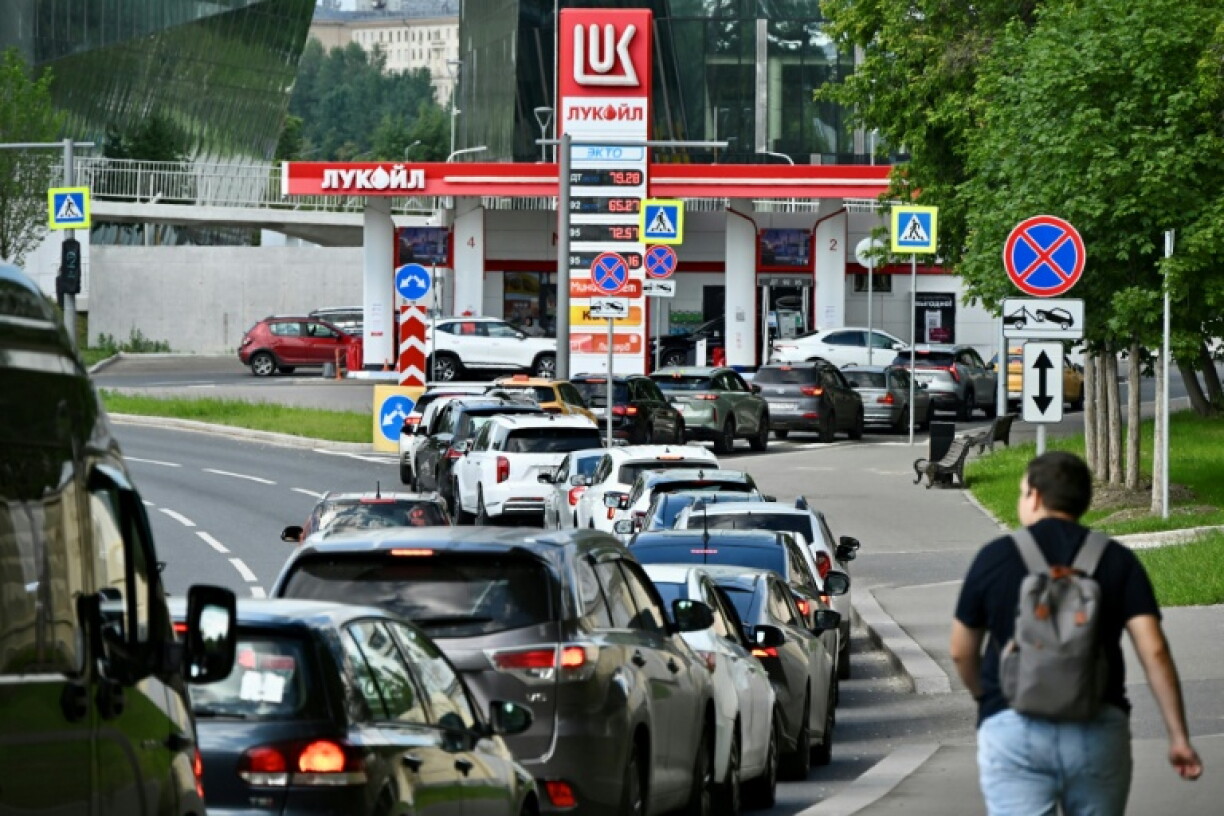 Des automobilistes font la queue devant une station essence à Moscou, en Russie, le 30 juin 2026
