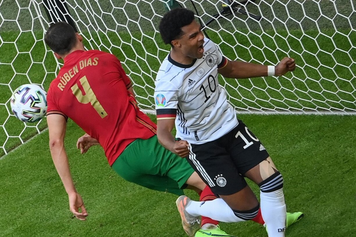 Gnabry fête l'égalisation de son équipe sur un but contre son camp de Ruben Dias le 19 juin à l'Allianz Arena