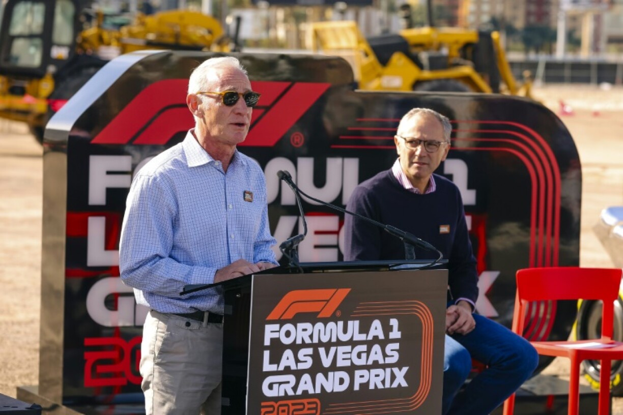 Le directeur général de Liberty Media Greg Maffei et le patron de Formula One Stefano Domenicali lors d'une cérémonie à Las Vegas le 5 novembre 2022