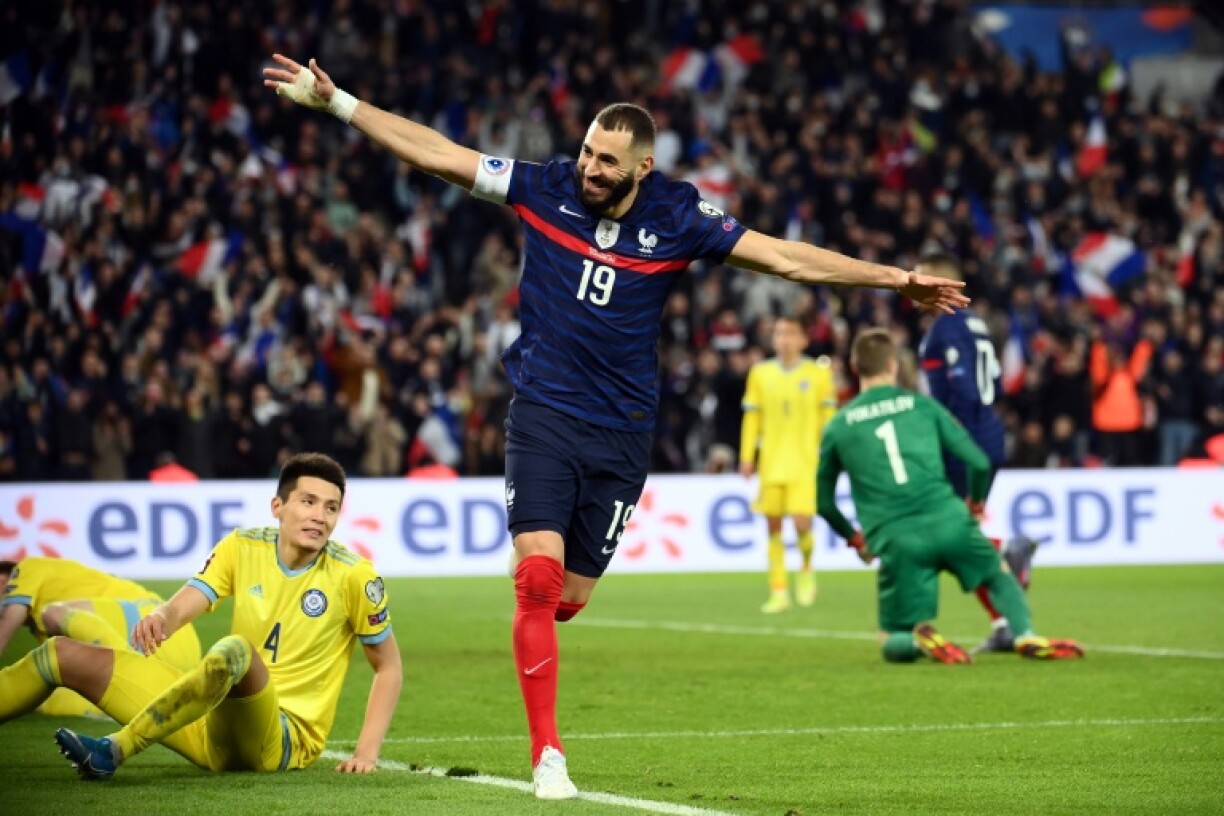 La joie de l'attaquant Karim Benzema, après son but marqué contre le Kazakhstan, lors des éliminatoires de la Coupe du monde 2022 au Qatar, le 13 novembre 2021 au Parc des Princes à Paris