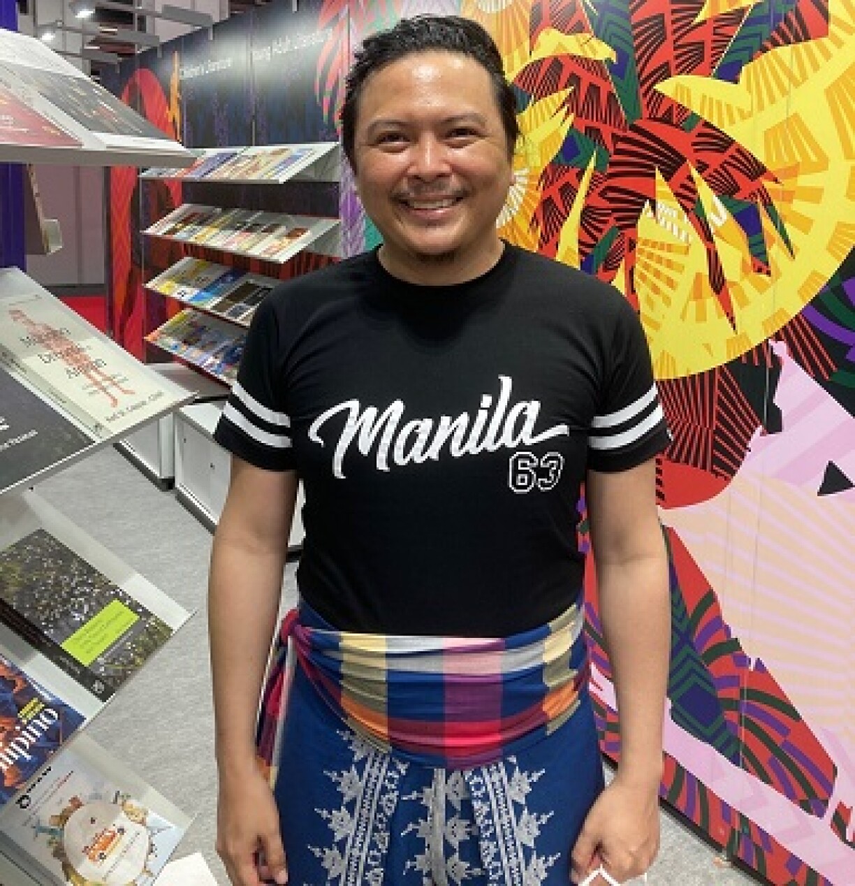De Bryan Ocampo um philippinnesche Stand op der Frankfurter Buchmesse 2021