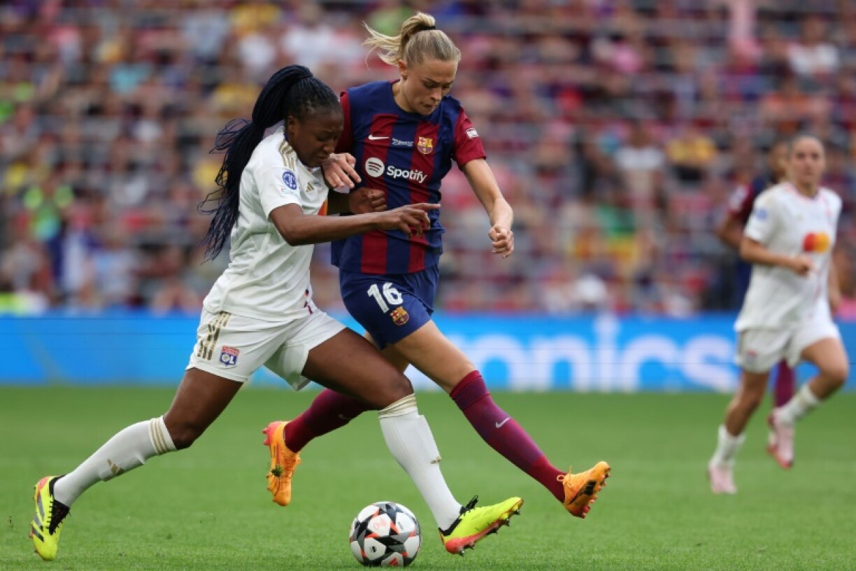 La Lyonnaise Kadidiatou Diani (g) à la lutte avec la Barcelonaise Fridolina Rolfo, le 25 mai 2024 à Bilbao