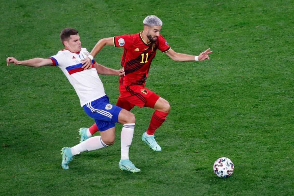 Le milieu belge Yannick Ferreira-Carrasco devance le milieu russe Roman Zobnin à l'Euro le 12 juin 2021 à Saint-Pétersbourg