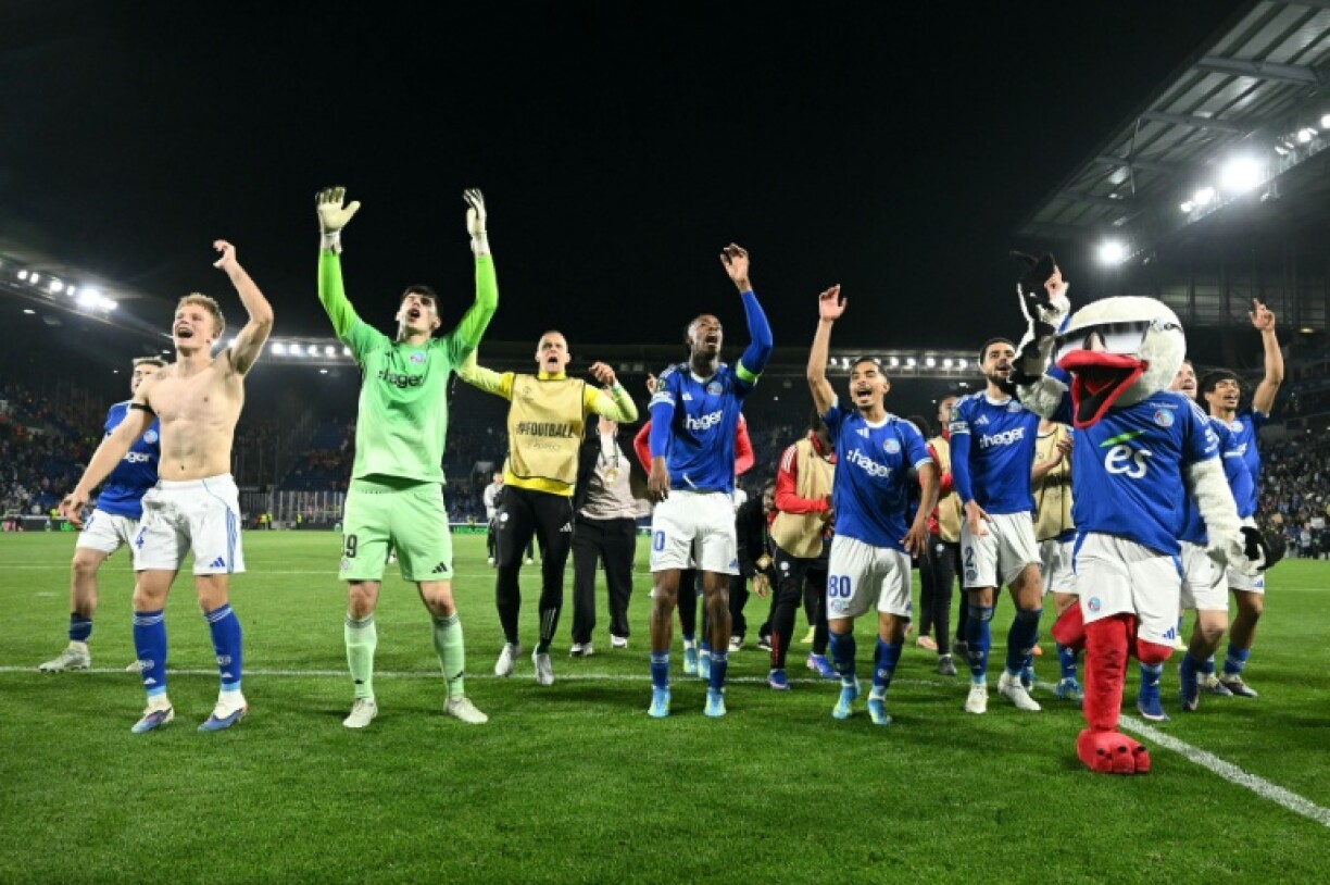 Les joueurs de Strasbourg en communion avec leurs supporters à l'issue de leur large succès 4-0 sur Mayence en Ligue Conférence, le 16 avril 2026 au stade de La Meinau