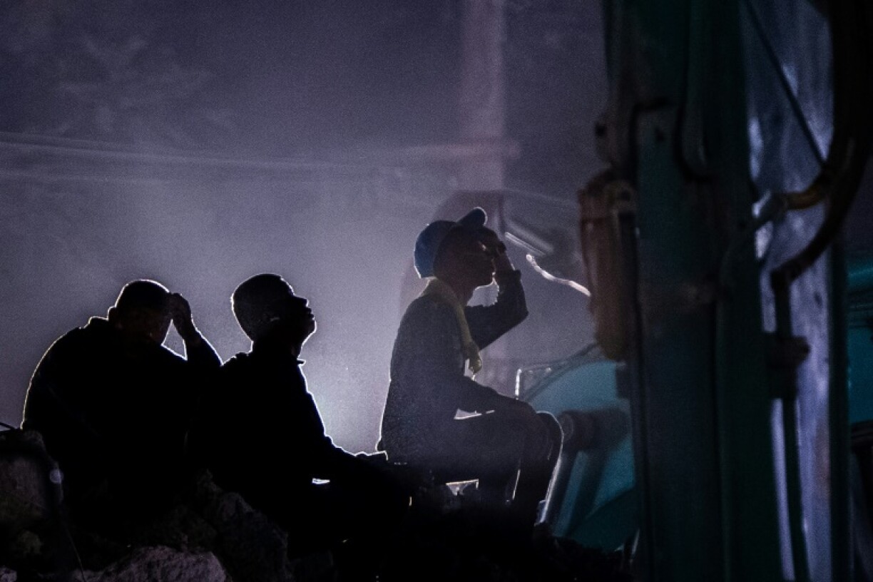 Des secouristes mènent des recherches sur les lieux de l'effondrement d'un immeuble en construction, détruit par un puissant séisme, le 28 mars 2025 à Bangkok