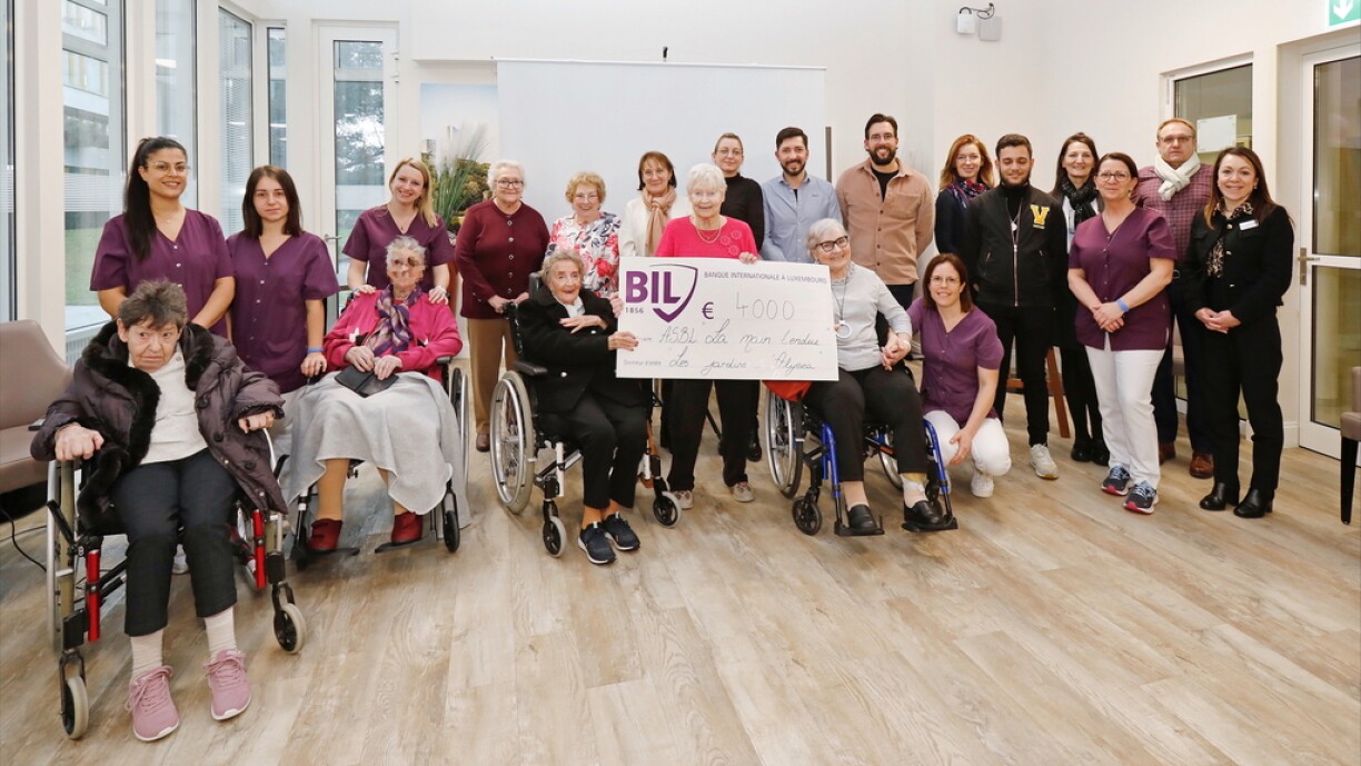 Am 28. Januar überreichten die Bewohner und Mitarbeiter der Seniorenresidenz Les Jardins d’Alysea, in Anwesenheit von der stellvertretenden Direktorin Sandrine Fernandes, den Scheck von 4.000 Euro an die Organisation La Main Tendue a.s.b.l. Der Scheck wurde von dem diplomierten Erzieher im Jugenddienst der a.s.b.l. La Main Tendue, von Mario Rodrigues, entgegengenommen. Le 28 janvier, les résidents et le personnel de la maison de soins Les Jardins d'Alysea ont remis le chèque de 4 000 euros à l'association La Main Tendue a.s.b.l., en présence de la directrice adjointe Sandrine Fernandes. Le chèque a été accepté par l'éducateur diplômé du service jeunesse de l'association La Main Tendue, Mario Rodrigues.