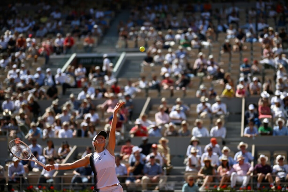 6-4 6-0 au premier tour, 6-4 6-0 au deuxième tour: Iga Swiatek, ici au service le 1er juin 2023 face à l'Américaine Claire Liu, poursuit son chemin tranquille sur les courts de la Porte d'Auteuil