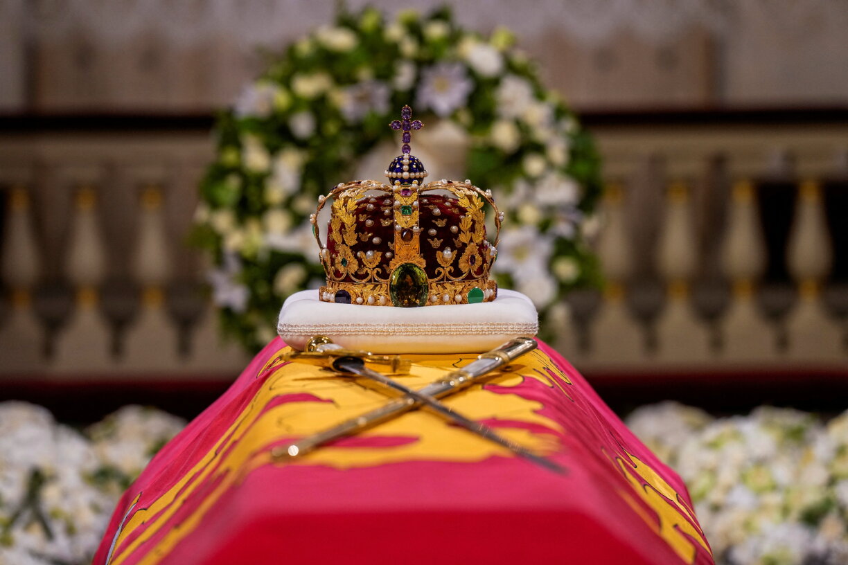 De Sarg vum verstuerwenen norweegesche Kinnek Harald V. an der Kapel zu Oslo.