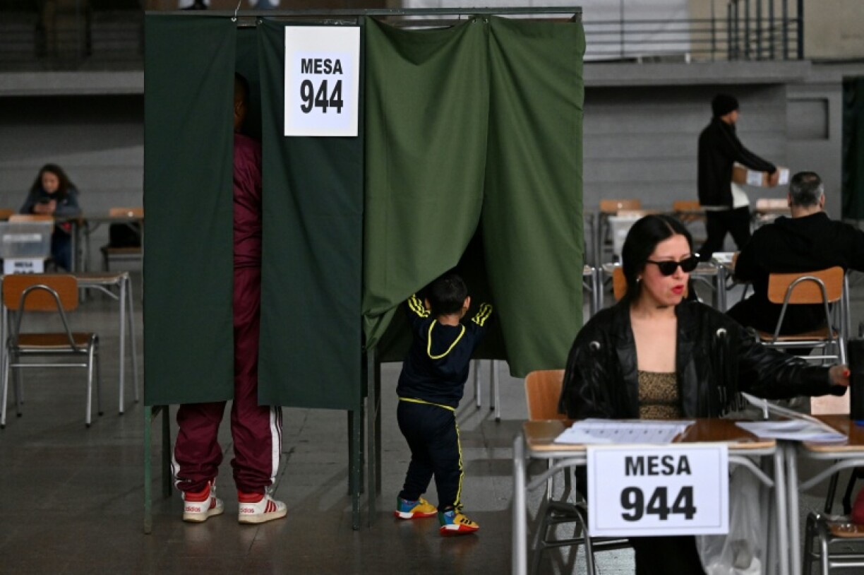 Des opérations de vote lors de la présidentielle au Chili, à Santiago le 14 décembre 2025