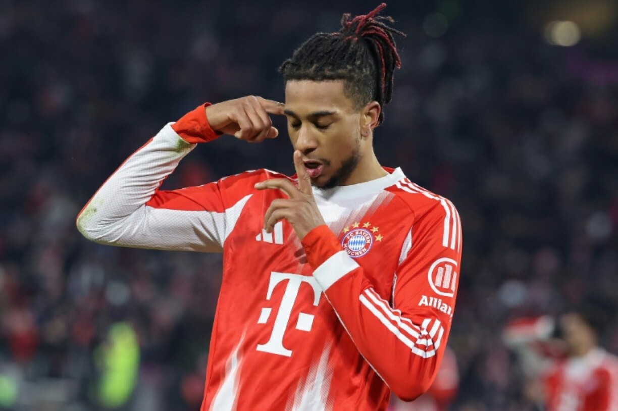 L'attaquant français du Bayern Munich Michael Olise célèbre son deuxième but lors du match de Bundesliga contre Wolfsburg, à Munich, le 11 janvier 2026