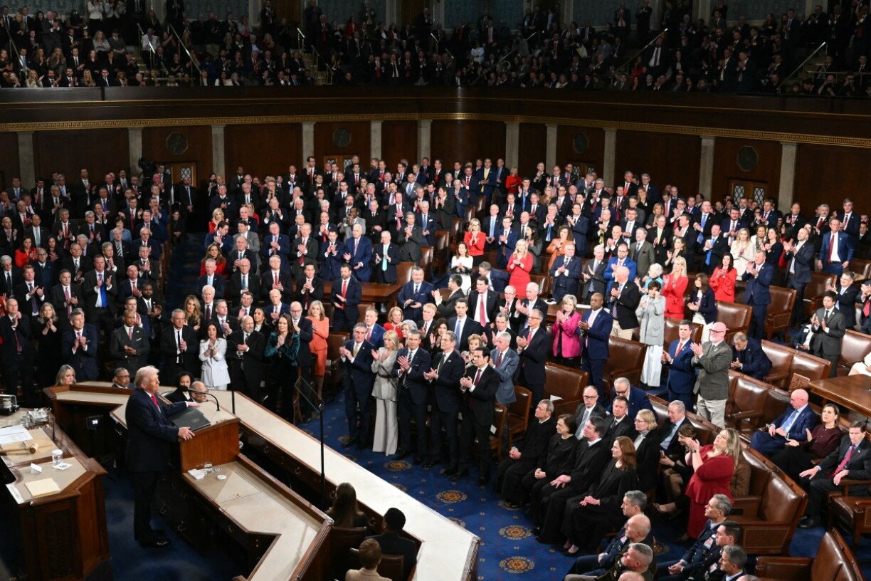 D'Ried vum US-President Trump huet de Kongress sichtlech gespléckt: wärend d'Republikaner applaudéiert hunn, sinn d'Demokrate sëtze bliwwen.