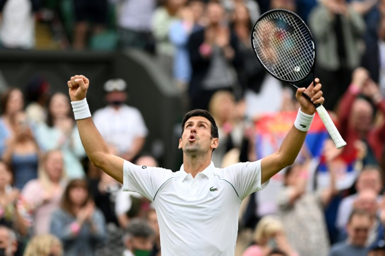 La joie du Serbe Novak Djokovic, vainqueur du Britannique Jack Draper en 4 sets, à l'issue de son match du 1er tour, le 28 juin 2021 au tournoi de Wimbledon à Londres