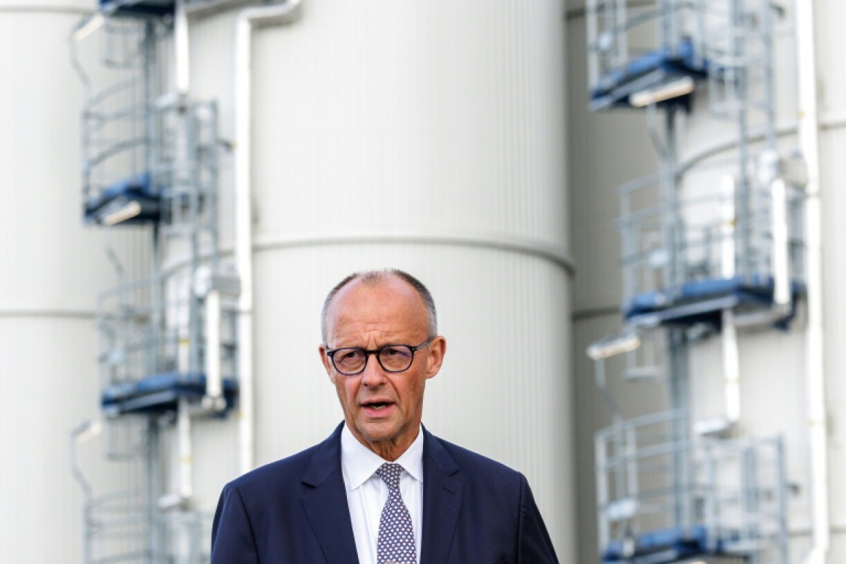 Le chancelier allemand Friedrich Merz s'adresse à la presse à Leuna, dans l'est de l'Allemagne, le 3 septembre