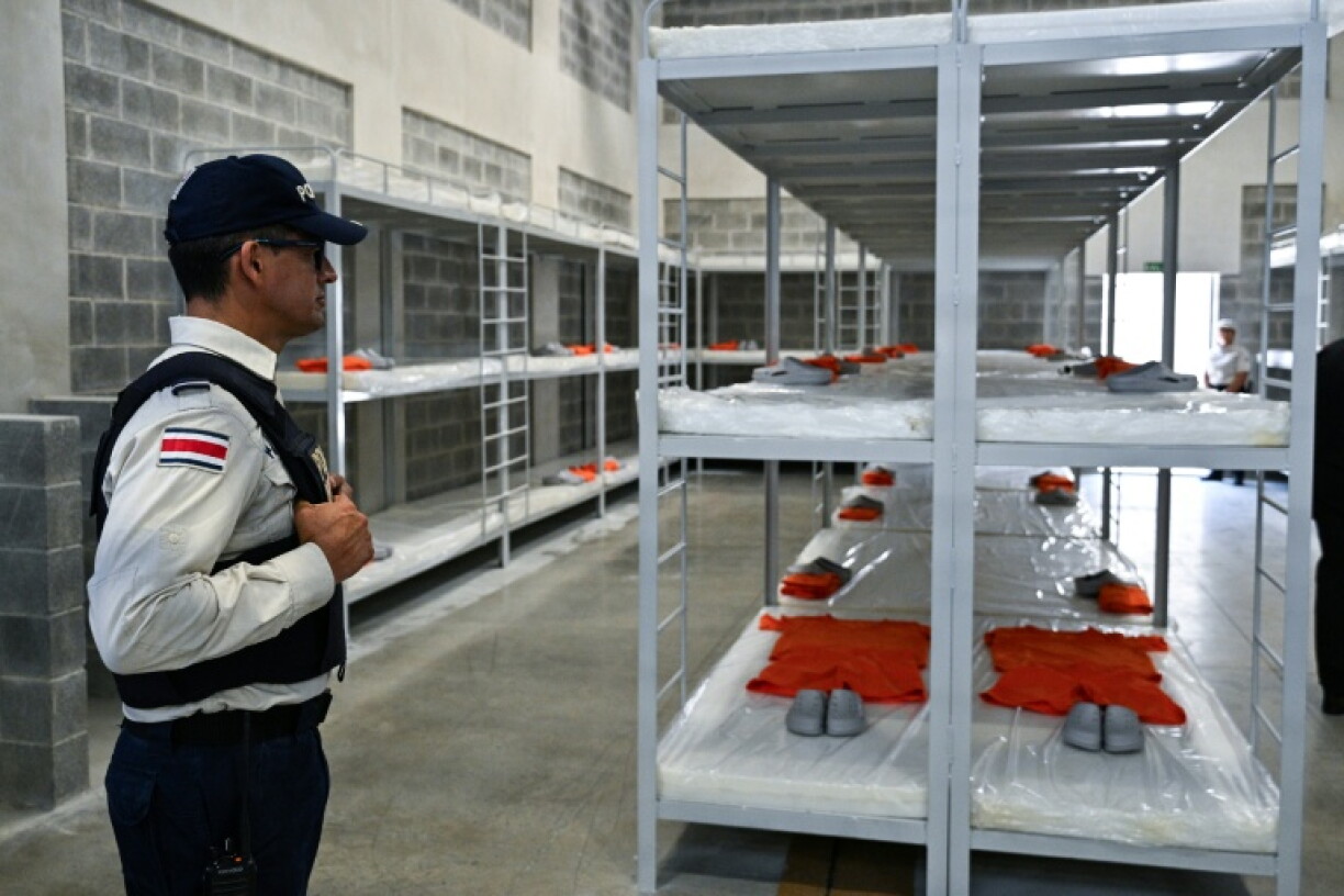 Un policier monte la garde dans la nouvelle prison de haute sécurité inaugurée au Costa Rica, inspirée de la mégaprison anti-gangs du Salvador, le 14 octobre 2026