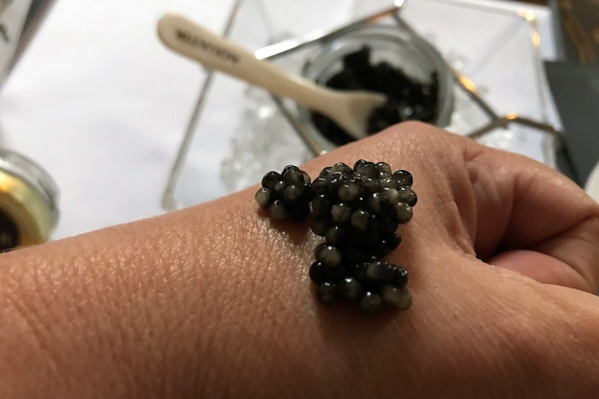 Le caviar se déguste idéalement sur le coin de la main pour lui transmettre un peu de chaleur sans le dénaturer.