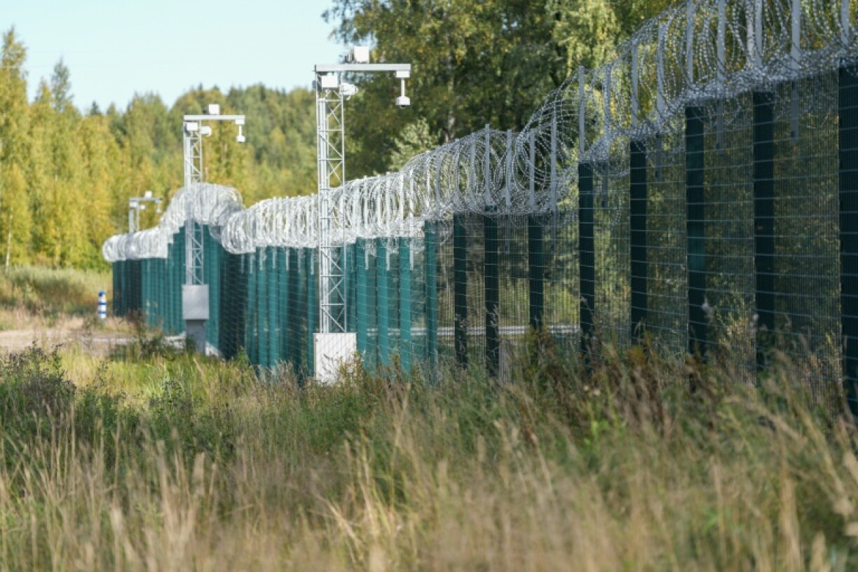 Zur Abschreckung von Migranten aus Russland hat Finnland einen 200 Kilometer langen Grenzzaun errichtet. Finnland hatte 2023 die Grenze geschlossen, nachdem 1300 Migranten versucht hatten, ins Land zu kommen. Helsinki sprach von "hybrider Kriegsführung".