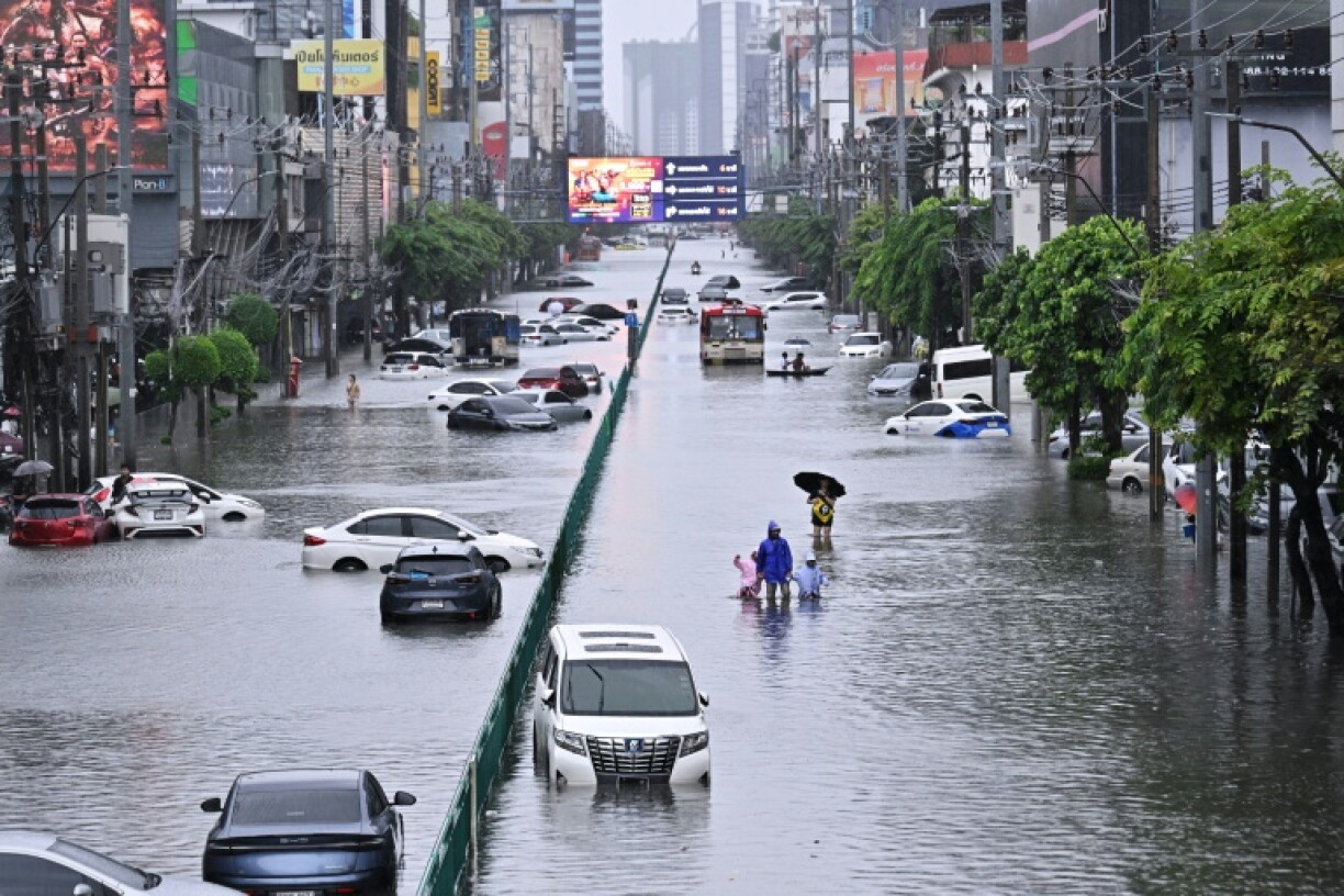 Nach tagelangen heftigen Regenfällen in Bangkok haben Thailands Behörden fast 4900 Menschen in Notunterkünften untergebracht. Insgesamt seien rund 52.000 Haushalte in der Hauptstadt von den schweren Überschwemmungen betroffen, teilte die Stadtverwaltung mit.