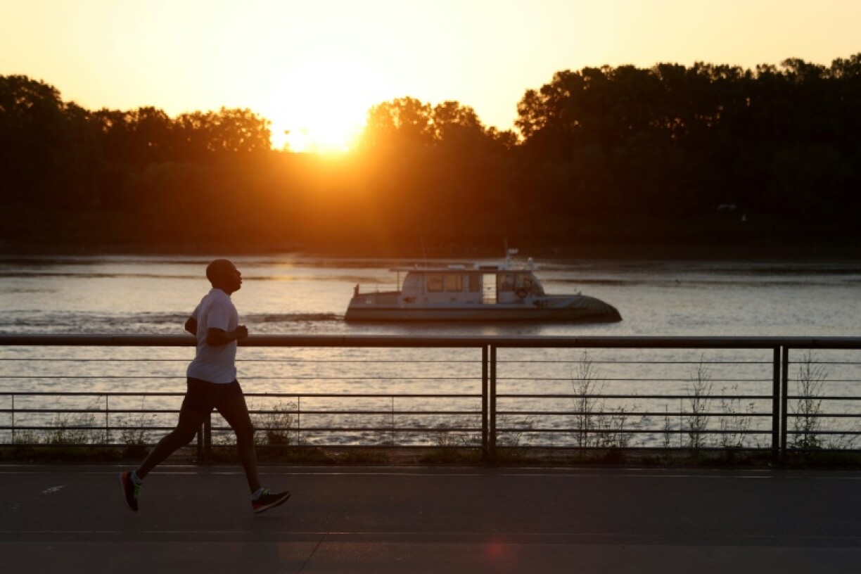 Un joggeur à l'aube sur les quais de Bordeaux pour éviter la chaleur, le 21 août 2023 lors d'un épisode de canicule en France