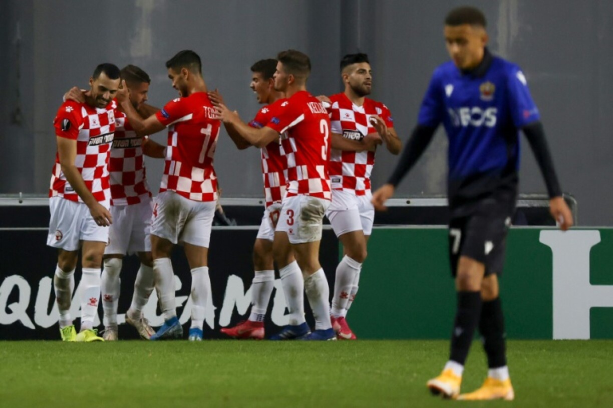 Les joueurs de Hapoël Beer-Sheva célèbrent l'ouverture du score face à Nice, lors de leur match de Ligue Europa, le 10 décembre 2020 à Petah tikva (Israël)