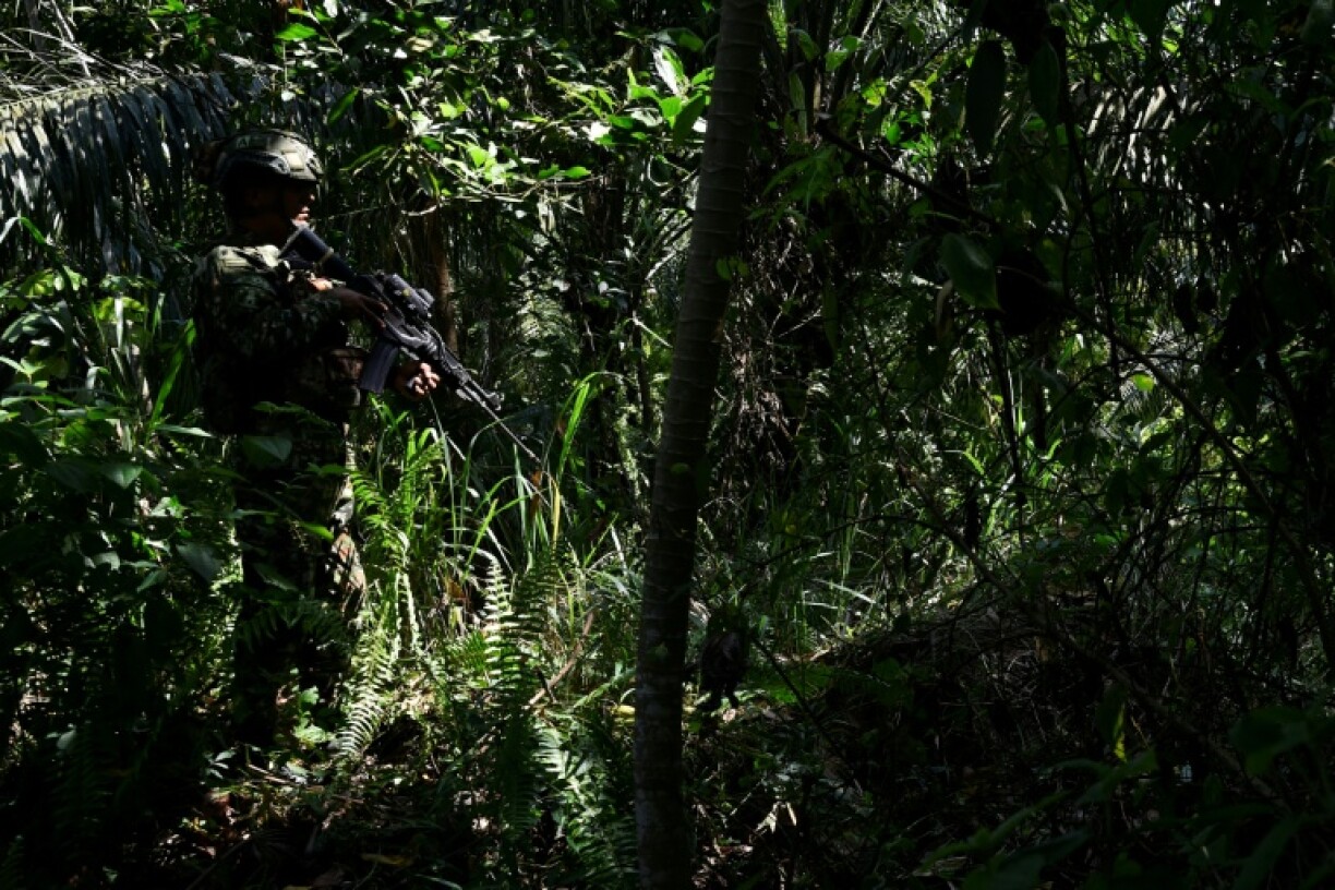 An Army soldier patrols in Tibu, Norte de Santander province, Colombia, on January 21, 2025, after recent clashes between rival left-wing guerrillas.