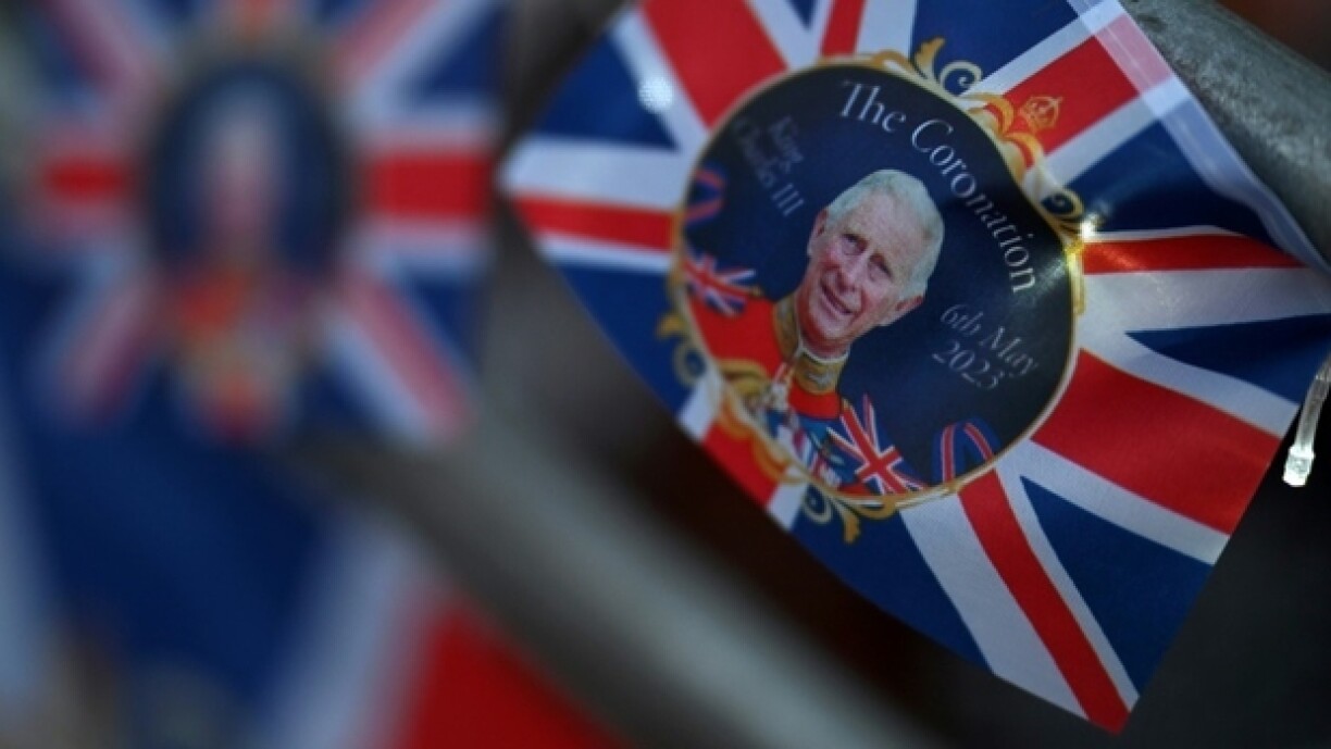 Des fanions accrochés sur The Mall, sur le parcours du cortège du couronnement, le 4 mai 2023 près de Buckingham Palace à Londres