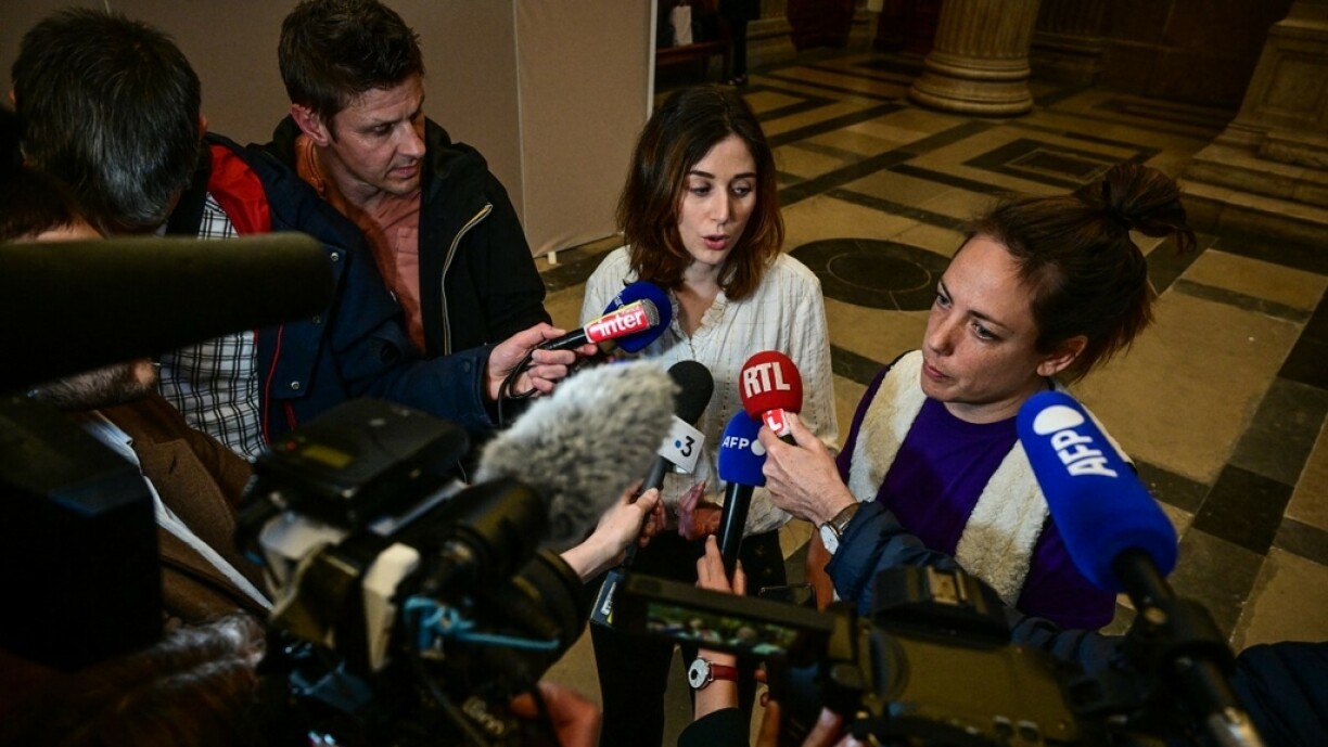 Les avocats de l'accusée Myriam Jaouen, Mailys Leduc (G) et Julia Coppard s'adressent à la presse à la Cour d'Assises de Lyon.