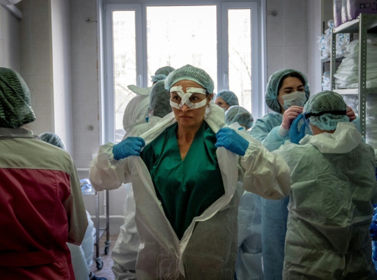 Des soignants se préparant avant leur travail à l'hôpital Spassokoukotski de Moscou, le 22 avril 2020.