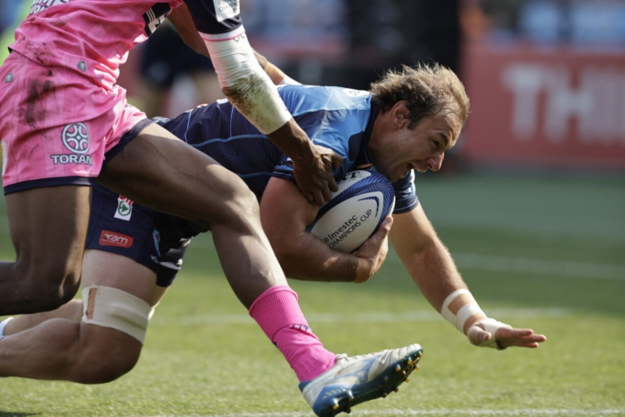 Jeandre Rudolph dives to score for the Bulls