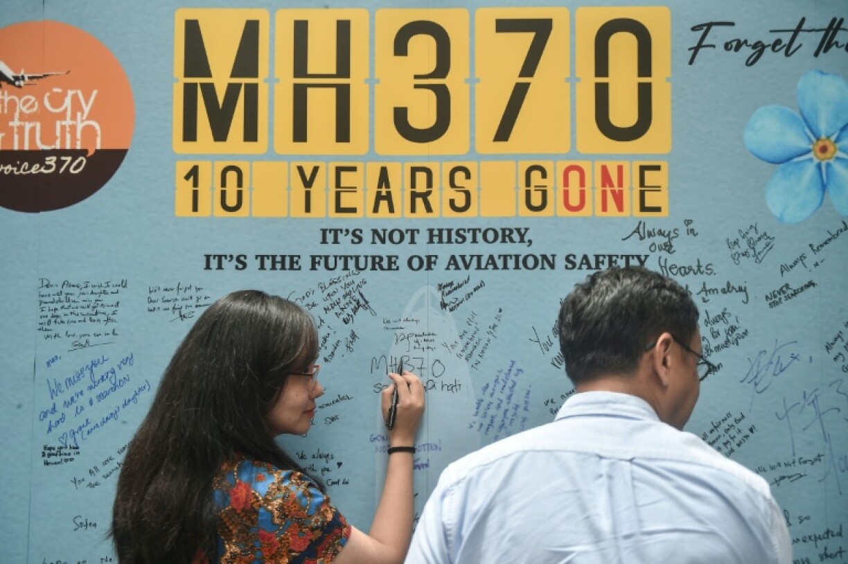 Une femme écrit un message lors d'un évènement organisé par des proches de passagers du MH370 pour les dix ans de la disparition de l'avion à Subang Jaya, en Malaisie, le 3 mars 2024