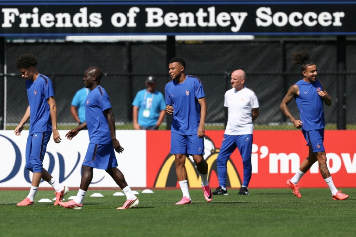 Guy Stephan (en blanc) dirige l'entraînement de l'équipe de France en l'absence de Didier Deschamps, le 25 juin 2026 à Boston à la veille du dernier match de la phase de groupes du Mondial contre la Norvège