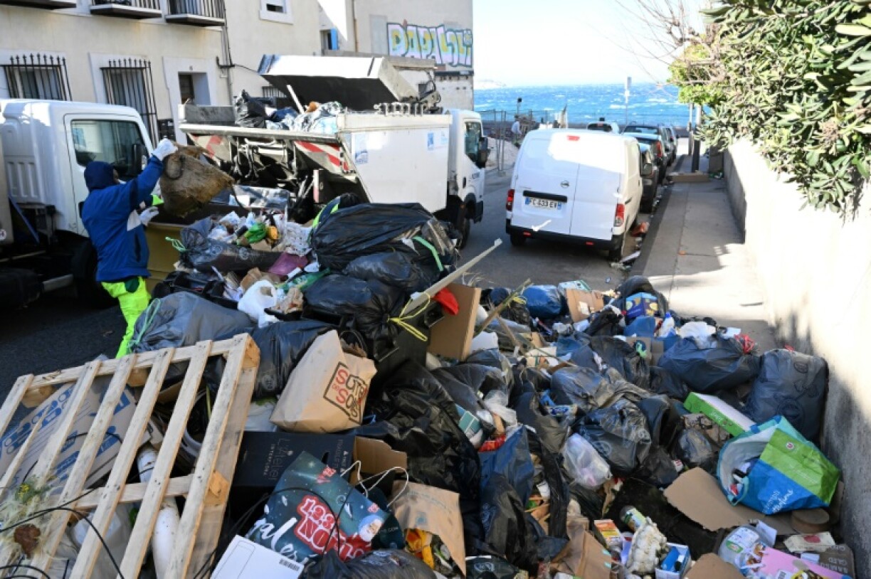 Des agents de la mairie de Marseille ramassent les poubelles qui débordent, le 1er février 2022